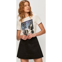 Only - T-shirt. Białe bluzki damskie ONLY, s, z nadrukiem, z bawełny, casualowe, z okrągłym kołnierzem, z krótkim rękawem. W wyprzedaży za 69,90 zł.