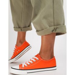 Pomarańczowe Trampki Doriabel. Pomarańczowe trampki i tenisówki damskie Renee, bez wzorów, bez zapięcia. W wyprzedaży za 59,99 zł.