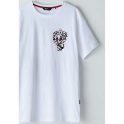 Koszulka z nadrukiem na plecach - Biały. Białe koszulki męskie Cropp, s, z nadrukiem, z dekoltem na plecach, bez rękawów. Za 39,99 zł.