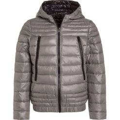 Sisley Kurtka zimowa light grey. Szare kurtki dziewczęce marki Sisley, na zimę, z materiału. W wyprzedaży za 174,30 zł.