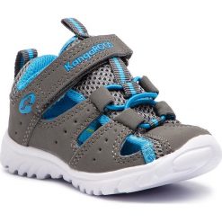 Sandały KANGAROOS - Rock Lite 0130A 000 2007 Steel Grey/Brillant Blue. Niebieskie sandały chłopięce KangaROOS, ze skóry ekologicznej, bez zapięcia. W wyprzedaży za 119,00 zł.