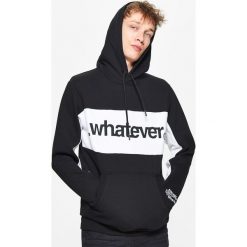 Bluzy męskie: Bluza z napisami kolekcja whatever – Czarny