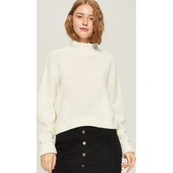 Sweter z geometrycznym wzorem - Kremowy. Białe swetry klasyczne damskie Sinsay, l. Za 49,99 zł.
