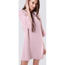Jasnoróżowa Sukienka Specified. Różowe sukienki damskie Born2be, s, bez wzorów, z tkaniny, z okrągłym kołnierzem, bez rękawów, mini. Za 59,99 zł.