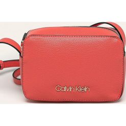 Calvin Klein - Torebka. Żółte listonoszki damskie Calvin Klein, w paski, ze skóry ekologicznej, na ramię, małe, bez dodatków. Za 299,90 zł.