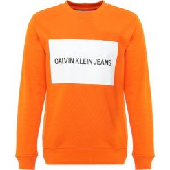 Calvin Klein Jeans INSTITUTIONAL BOX CREW NECK Bluza orange. Brązowe bluzy męskie Calvin Klein Jeans, m, z bawełny. Za 419,00 zł.