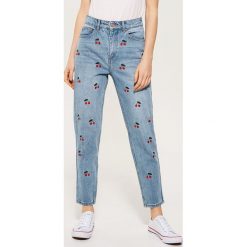 Jeansy damskie: Mom jeans z wisienkami - Niebieski