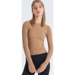 Prążkowany sweter - Beżowy. Brązowe swetry damskie Cropp, s, bez wzorów, prążkowane, bez rękawów, bez kaptura. W wyprzedaży za 29,99 zł.
