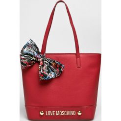 Love Moschino - Torebka. Czerwone torebki klasyczne damskie marki Love Moschino, z materiału, na ramię, średnie. W wyprzedaży za 599,90 zł.