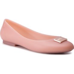 Baleriny MELISSA - Doll IV Ad 32585 Pink 01941. Różowe baleriny damskie Melissa, bez wzorów, z tworzywa sztucznego, klasyczne, bez obcasa, na płaskiej podeszwie. Za 339,00 zł.
