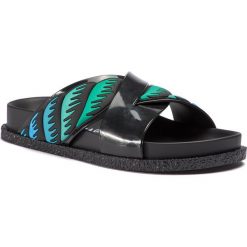 Klapki MELISSA - Energy + A La Garconne 32515 Black/Green 52235. Czarne klapki damskie Melissa, z aplikacjami, z tworzywa sztucznego, bez obcasa. W wyprzedaży za 249,00 zł.