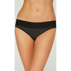 Guess Jeans - Stringi. Czarne stringi damskie marki Guess Jeans, s, z aplikacjami, z poliesteru. W wyprzedaży za 69,90 zł.