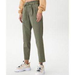 Spodnie paperbag - Khaki. Brązowe spodnie damskie House, s. W wyprzedaży za 49,99 zł.