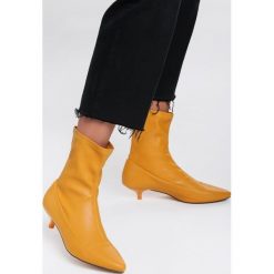 Musztardowe Botki Can't Stop Loving You. Żółte botki damskie Renee, ze skóry, ze szpiczastym noskiem, za kostkę, bez obcasa, na obcasie, bez zapięcia. Za 89,99 zł.