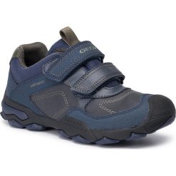 Sneakersy GEOX - J Buller B Abx D J949WD 0MEFU CF4A3 D Navy/Military. Niebieskie trampki chłopięce Geox, bez wzorów, ze skóry ekologicznej, na rzepy. W wyprzedaży za 279,00 zł.