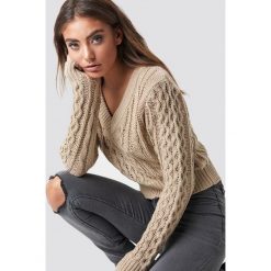 Luisa Lion x NA-KD Krótki sweter ze splotem - Beige. Brązowe swetry damskie marki Luisa Lion x NA-KD, bez wzorów, z dzianiny, z krótkim rękawem, długie, bez kaptura. Za 121,95 zł.