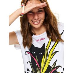 T-shirt z nadrukiem. Białe t-shirty damskie Top Secret, z nadrukiem, z bawełny, bez kołnierzyka. W wyprzedaży za 19,99 zł.