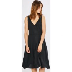Calvin Klein Jeans - Sukienka. Czarne sukienki damskie marki Calvin Klein Jeans, na co dzień, s, bez wzorów, z wiskozy, casualowe, bez kołnierzyka, bez rękawów, mini, rozkloszowane. W wyprzedaży za 239,90 zł.