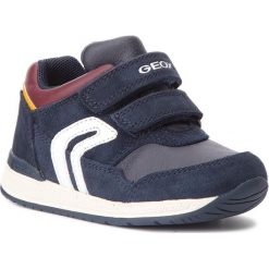 Sneakersy GEOX - B Rishon B. A B840RA 022BC C4335 Navy/Bordeaux. Niebieskie trampki chłopięce Geox, bez wzorów, z zamszu, na rzepy. W wyprzedaży za 119,00 zł.