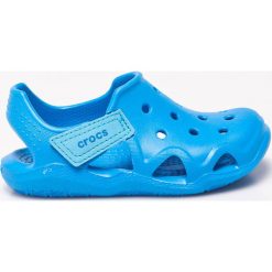 Crocs - Klapki dziecięce. Niebieskie sandały chłopięce Crocs, z materiału, z okrągłym noskiem, bez zapięcia. W wyprzedaży za 109,90 zł.
