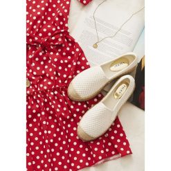 Białe Espadryle Nonassociation. Białe espadryle damskie Born2be, z aplikacjami, bez obcasa, na płaskiej podeszwie. Za 89,99 zł.