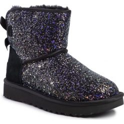 Buty UGG - W Classic Mini Bow Cosmos 1107073 Blk. Czarne kozaki damskie Ugg, ze skóry, bez obcasa, bez zapięcia. Za 939,00 zł.