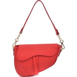 Skórzana torebka w kolorze czerwonym - (S)23 x (W)16 x (G)6,5 cm. Czerwone torebki klasyczne damskie marki Wiosenny MUST HAVE, w paski, ze skóry, na ramię, bez dodatków. W wyprzedaży za 209,95 zł.