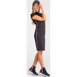 SUKIENKA Armani Exchange. Czarne sukienki damskie s, z aplikacjami, z materiału, z okrągłym kołnierzem, mini. Za 365,40 zł.