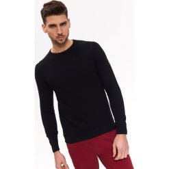 SWETER MĘSKI STRUKTURALNY. Czarne swetry klasyczne męskie marki Top Secret, na zimę, xxl, z dzianiny, z okrągłym kołnierzem. W wyprzedaży za 49,99 zł.