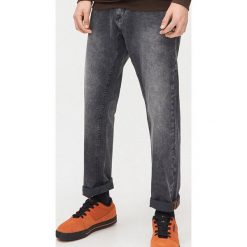 Jeansy regular -. Jeansy męskie Cropp, bez wzorów. Za 99,99 zł.