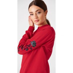 NA-KD Bluza z wyszywanymi różami na rękawach - Red. Czerwone bluzy rozpinane damskie NA-KD, długie. Za 133,95 zł.