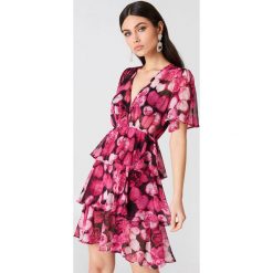 Sukienki: NA-KD Boho Sukienka z trójwarstwową falbanką – Pink