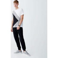 Koszulka z panelami w kształcie litery V. Czarne koszulki męskie Pull&Bear, m, bez wzorów, bez kołnierzyka, z krótkim rękawem, krótkie. Za 69,90 zł.