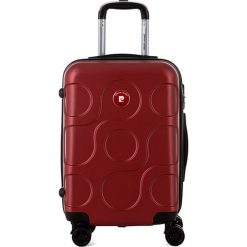 Walizka w kolorze ciemnoczerwonym - 44 l. Czerwone walizki Pierre Cardin, bez wzorów, z materiału. W wyprzedaży za 199,95 zł.
