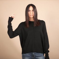 Sweter w kolorze czarnym. Czarne swetry damskie Chattawak, s, bez wzorów, ze splotem, klasyczne, z długim rękawem, długie, bez kaptura. W wyprzedaży za 82,95 zł.