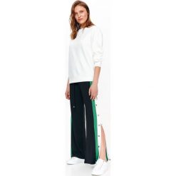 BLUZA NIEROZPINANA DAMSKA, NIEROZPINANA, GŁADKA. Białe bluzy damskie Top Secret, na lato, bez wzorów, z jeansu, bez rękawów, bez kaptura. W wyprzedaży za 49,99 zł.