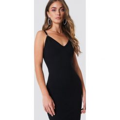 Galore x NA-KD Sukienka midi z głębokim dekoltem - Black. Czarne sukienki damskie marki Galore x NA-KD, dekolt w kształcie v, midi, dopasowane. Za 161,95 zł.