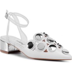 Sandały BETSY - 907007/05-01E White. Białe klapki damskie Betsy, z aplikacjami, ze skóry ekologicznej, bez obcasa, na obcasie. W wyprzedaży za 139,00 zł.