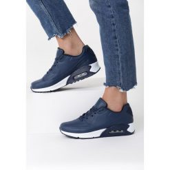 Granatowe Buty Sportowe Cold Nights. Niebieskie buty sportowe damskie Born2be, bez wzorów, sportowe. Za 99,99 zł.