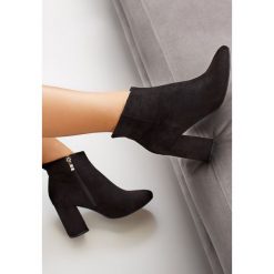 Czarne Botki Coulomb. Czarne botki damskie Renee, bez obcasa, na obcasie, bez zapięcia. Za 139,99 zł.