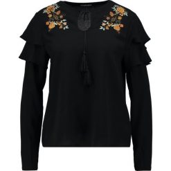 Fashion Union GAWD EMBRIODERED RUFFLE Bluzka black. Czarne bez kategorii marki Fashion Union, z poliesteru. W wyprzedaży za 127,20 zł.