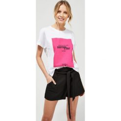 Bawełniany t-shirt z nadrukiem. Białe bluzki damskie Moodo, xs, z nadrukiem, z bawełny, bez kołnierzyka, bez rękawów. Za 29,99 zł.