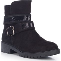 Buty damskie. Czarne botki damskie Wittchen, ze skóry, bez obcasa, z paskami. W wyprzedaży za 229,90 zł.