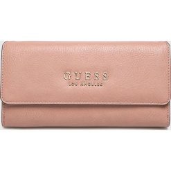 Guess Jeans - Portfel. Różowe portfele damskie marki Guess Jeans, z aplikacjami, z poliesteru. Za 279,90 zł.