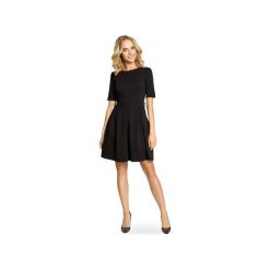 M018 Elegancka sukienka z kontrafałdą czarna. Czarne sukienki damskie Moe, xxl, w paski, z bawełny, eleganckie, bez kołnierzyka, bez rękawów, rozkloszowane. Za 119,00 zł.
