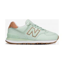 New Balance 574 Tenisówki Zielony. Zielone trampki i tenisówki damskie New Balance, bez wzorów, z materiału, bez zapięcia. Za 430,95 zł.