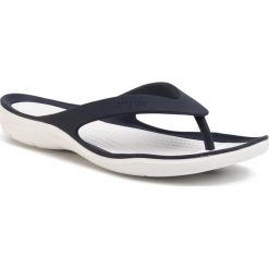 Japonki CROCS - Swiftwater Flip W 204974 Navy/White. Niebieskie klapki damskie Crocs, bez wzorów, z tworzywa sztucznego, bez obcasa. W wyprzedaży za 99,00 zł.