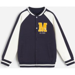 Bluza bejsbolowa -. Bluzy męskie Reserved, bez wzorów, bez kołnierzyka, bez rękawów, bez kaptura. Za 89,99 zł.