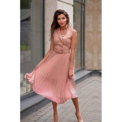 Sukienka BELINDA PUDRA. Różowe sukienki damskie Sukienka BELINDA PUDRA, s, bez wzorów, bez kołnierzyka, bez rękawów, długie. W wyprzedaży za 129,00 zł.