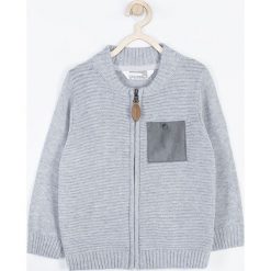 Coccodrillo - Sweter dziecięcy 92-122 cm. Szare swetry chłopięce marki COCCODRILLO, bez wzorów, z bawełny, bez kołnierzyka. W wyprzedaży za 64,90 zł.